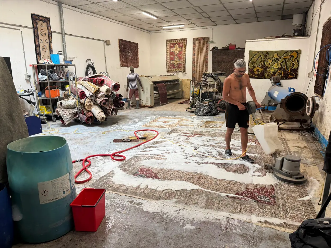 Lavage d'un tapis à la monobrosse dans l'atelier