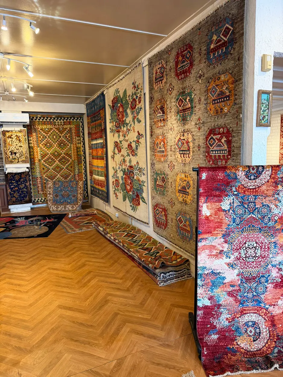 Kilims et tapis anciens dans le showroom