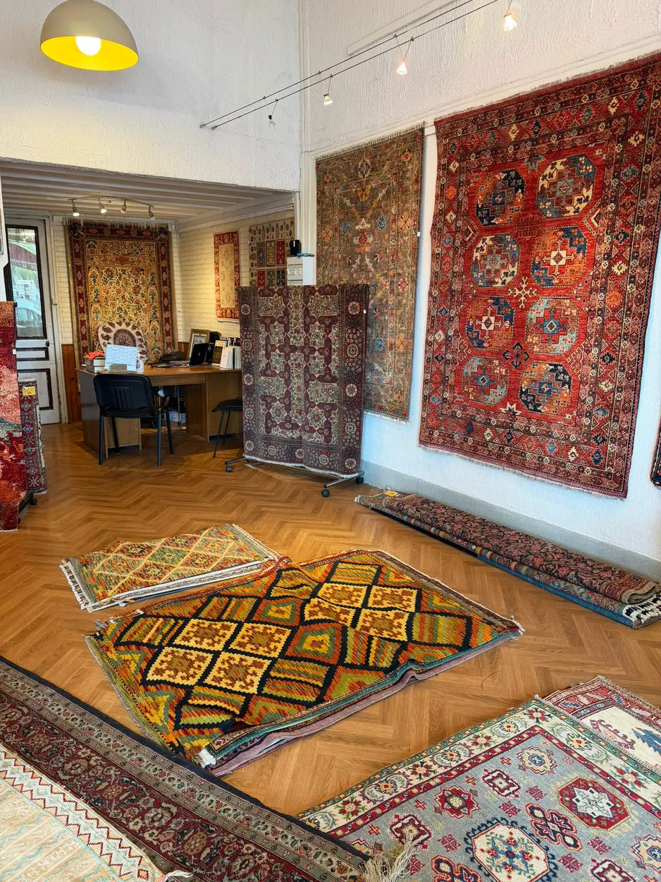 Tapis étalés sur le parquet du showroom