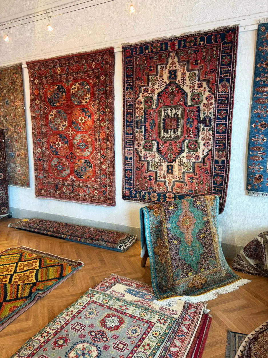 Tapis d'Orient restaurés suspendus dans le showroom