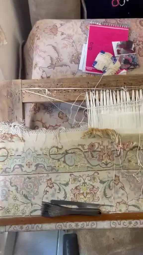 Finition des franges à la main, à l'atelier