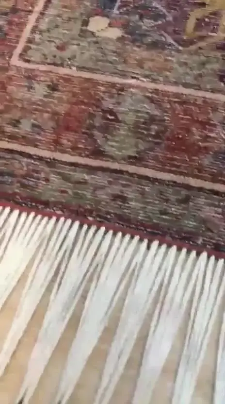 Montage des franges sur le métier, à l'atelier