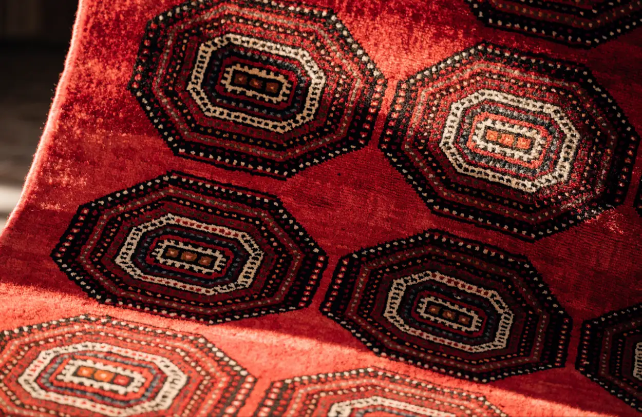 Boukhara turkmène : rangées de guls sur fond rouge