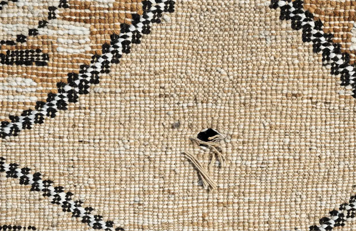 Dos d'un tapis noué main avec un petit trou