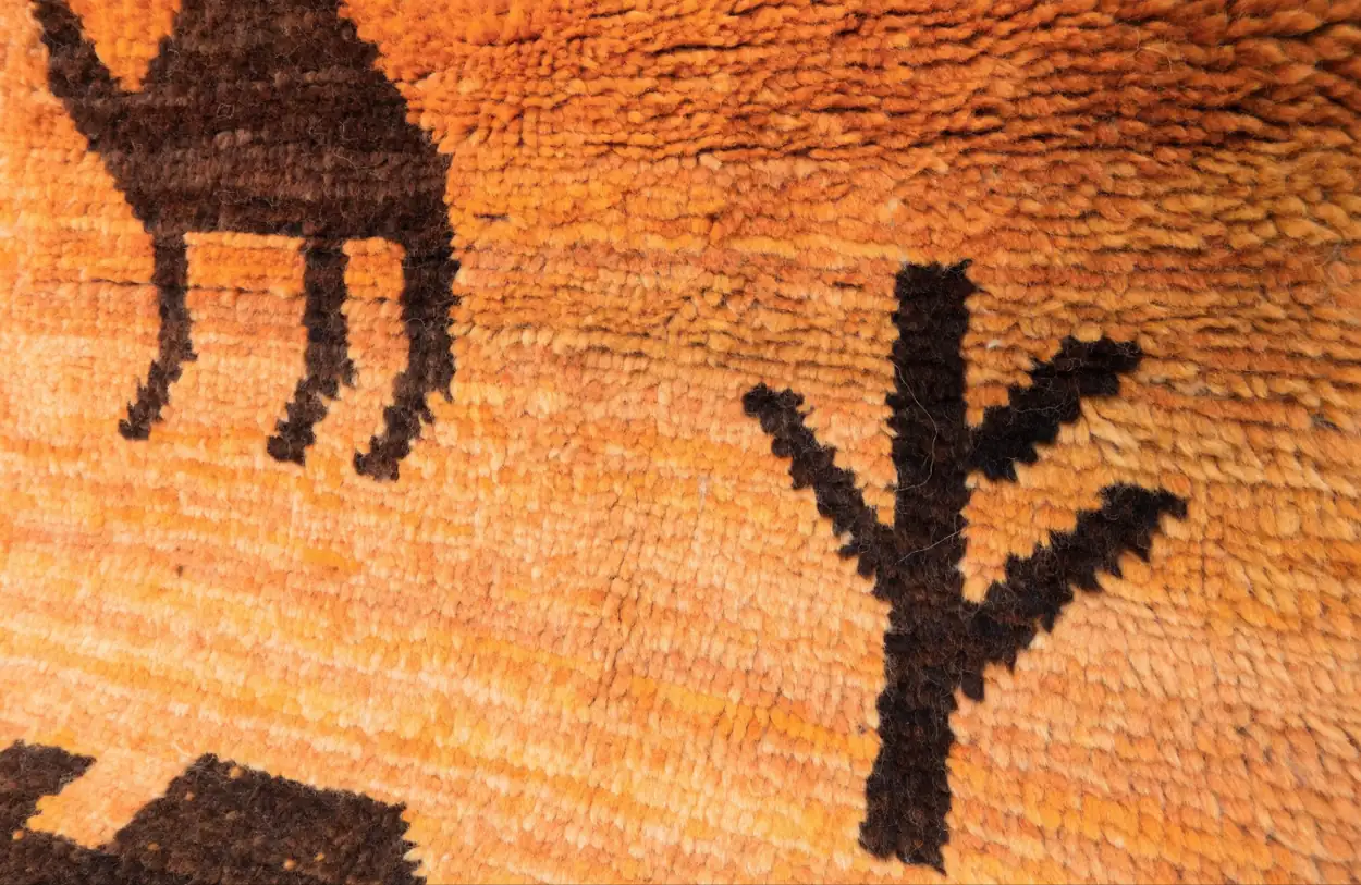 Gabbeh : laine épaisse orangée et motifs naïfs