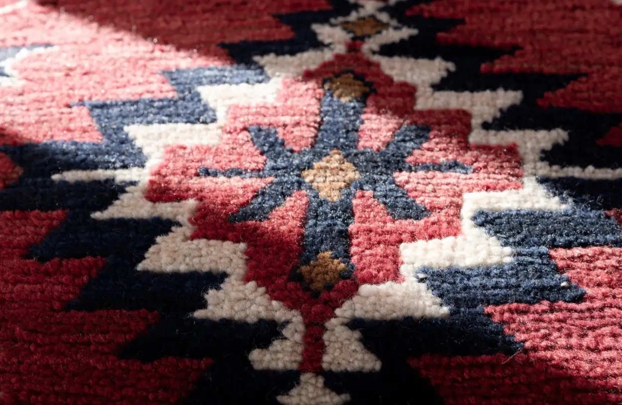 Champ d'un tapis Heriz : médaillon anguleux rouge brique et bleu