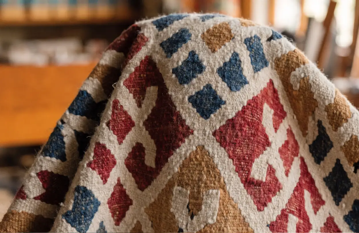 Kilim en laine aux motifs géométriques