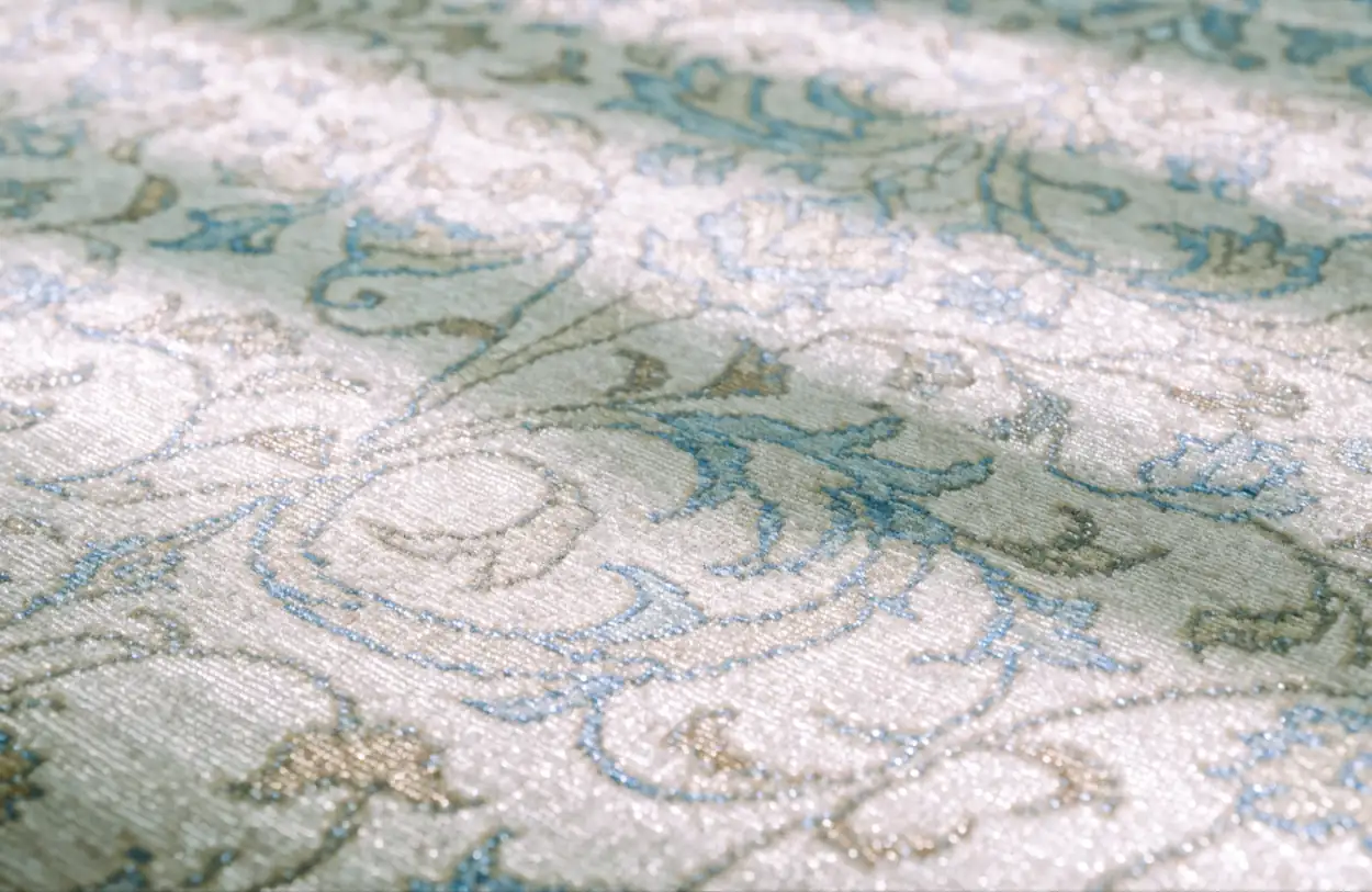 Tapis Nain : fond ivoire et rinceaux bleu pâle rehaussés de soie