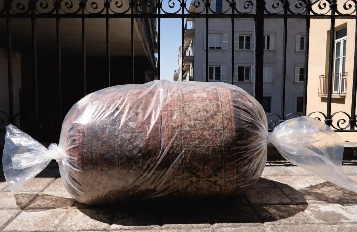 Tapis roulé enfermé dans un sac plastique sur un balcon