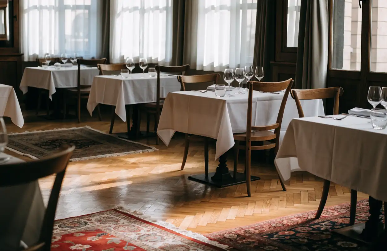 Salle de restaurant vide avec tapis d'Orient sur le parquet