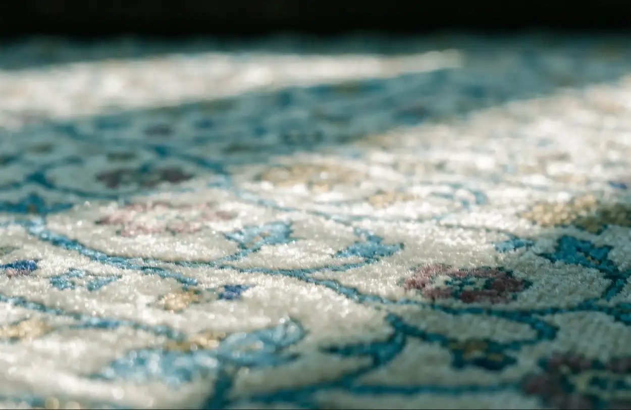 Velours d'un tapis en soie sous une lumière rasante