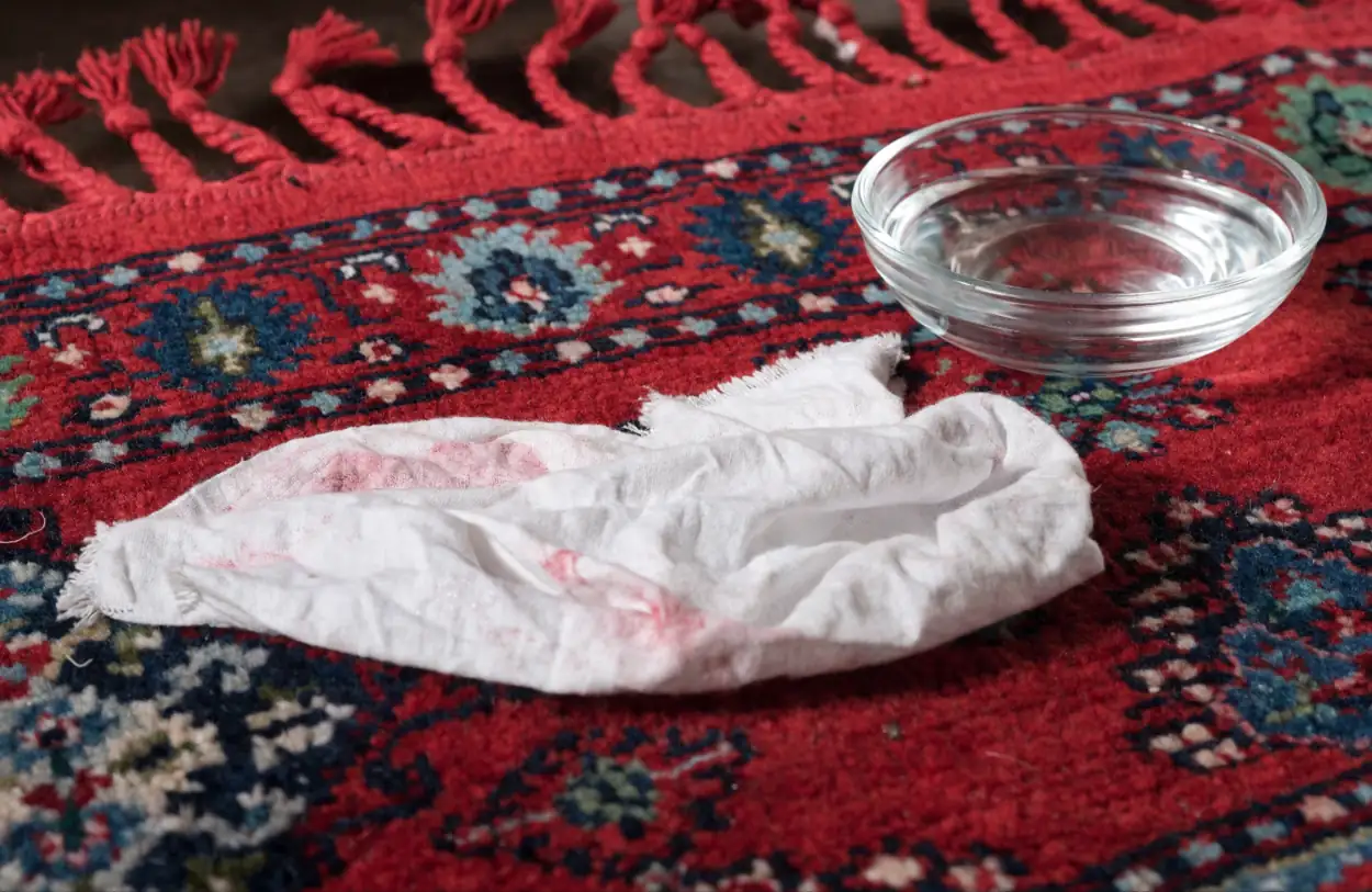 Test de tenue des couleurs au chiffon humide sur un coin de tapis