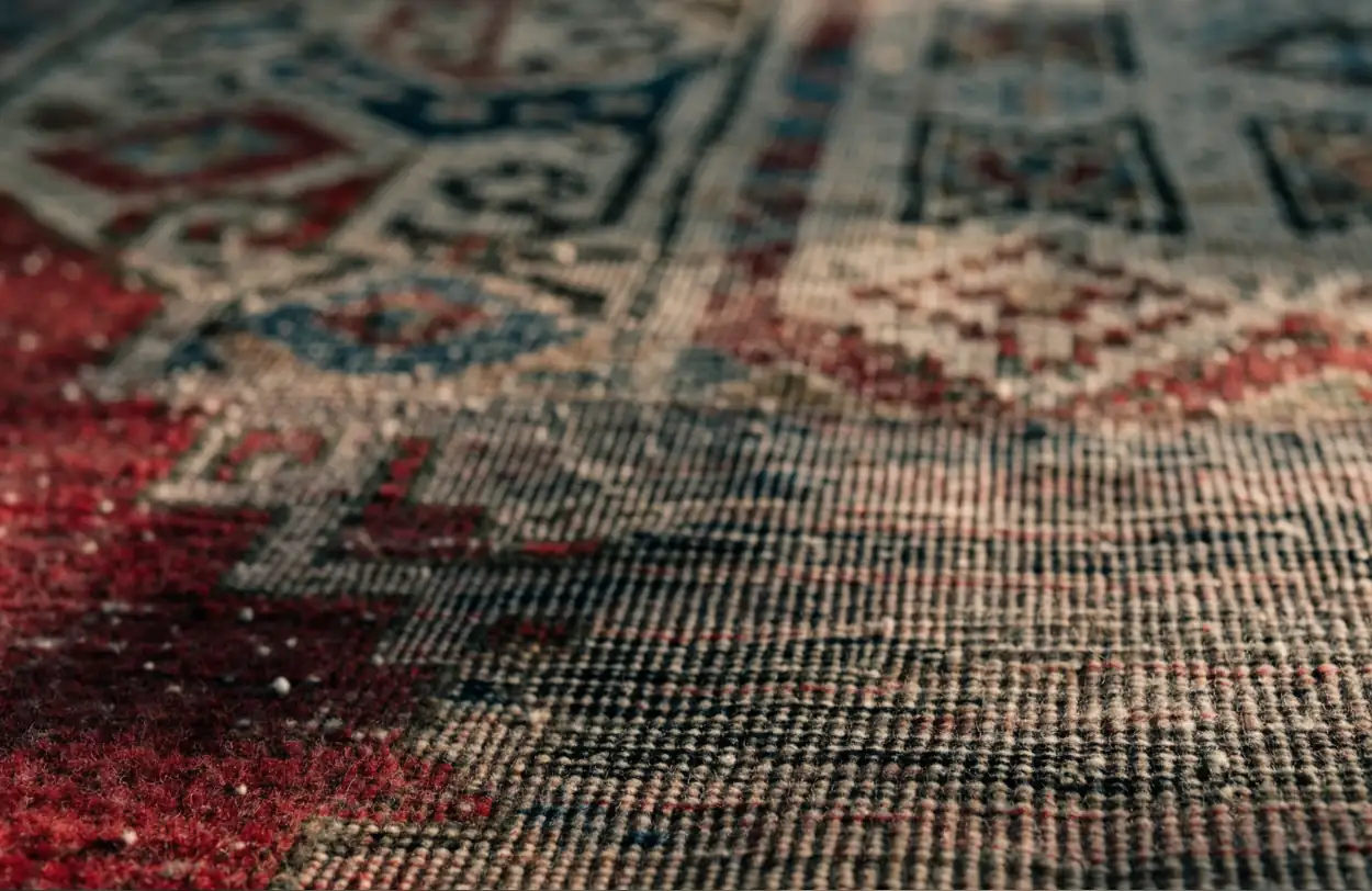 Zone usée d'un tapis ancien, trame apparente
