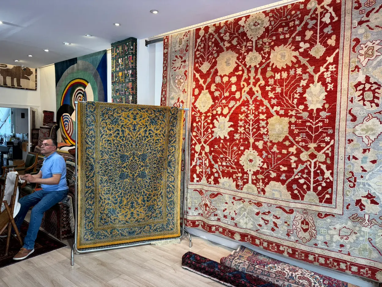 Grand tapis rouge ancien dans le showroom